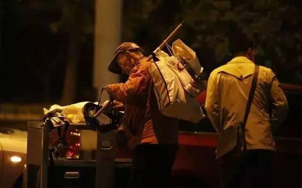 含著淚看完的！一位拾荒老人，溫暖了整個人間